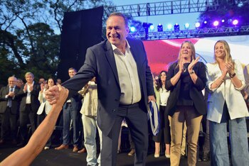 Álvaro Delgado saluda a simpatizantes