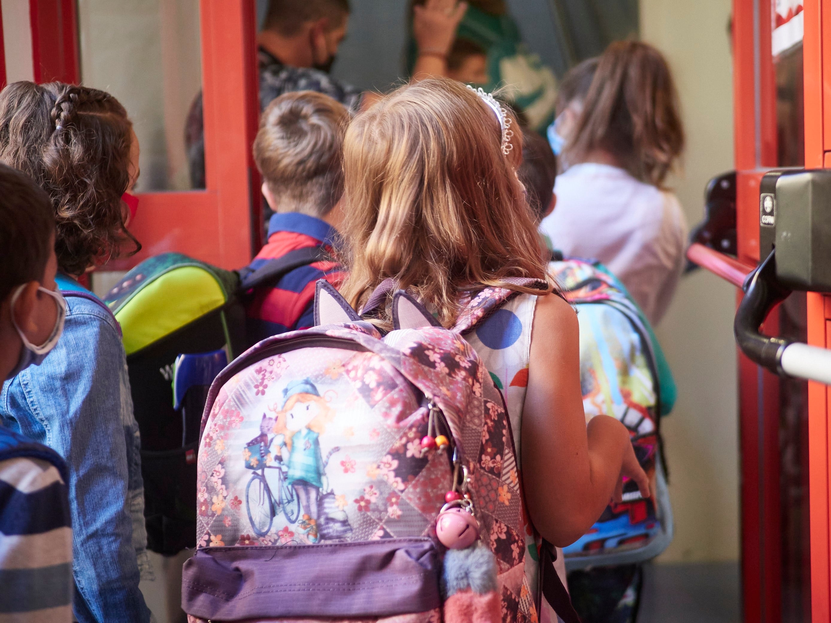 Varios niños entrando al colegio. (Europa Press)