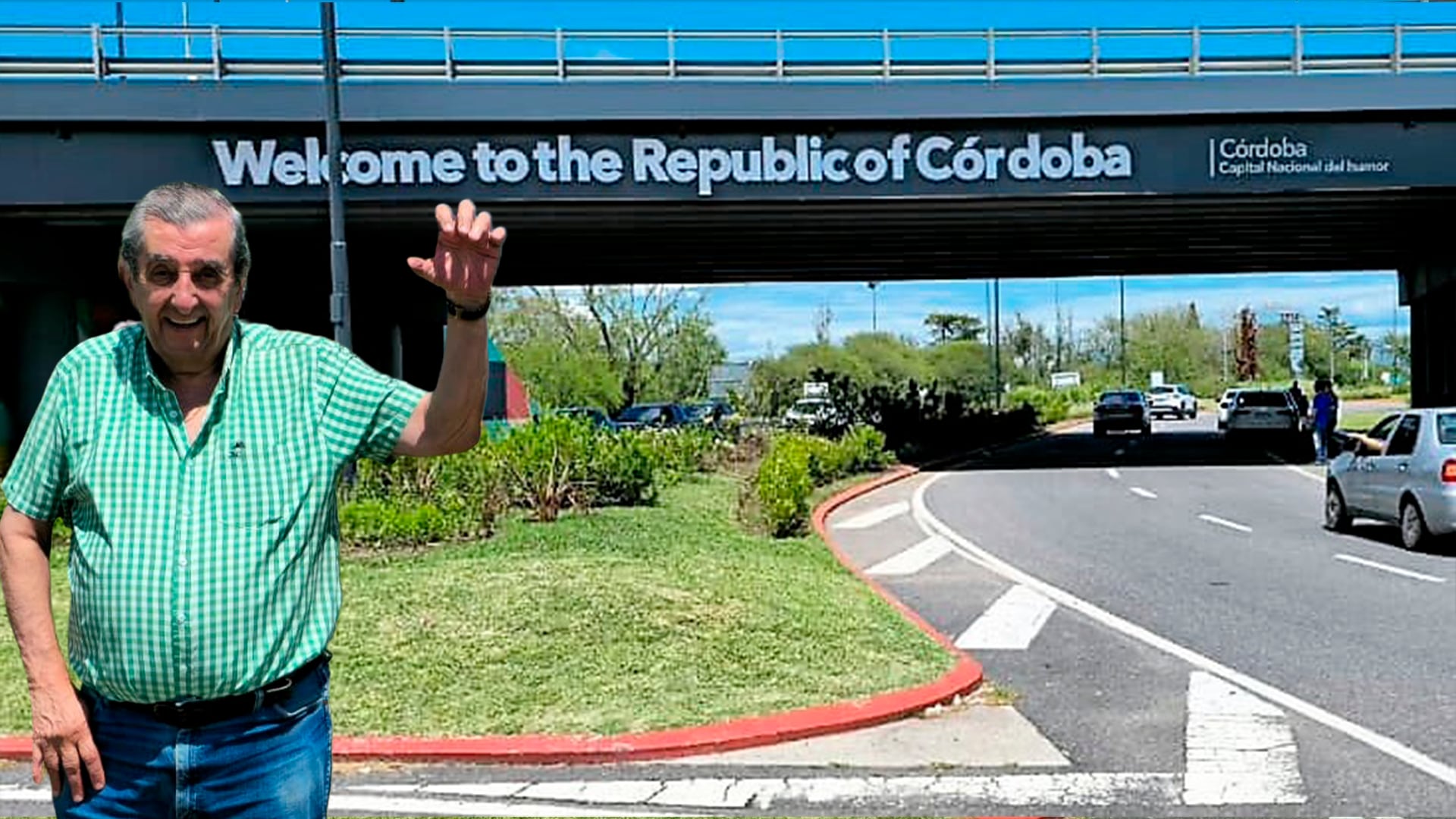 El Negro Álvarez frente al curioso cartel en el puente a la salida del aeropuerto de Pajas Blancas: