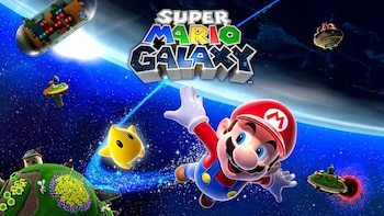 Mario y una criatura con forma de estrella amarilla flotan en el espacio entre pequeños planetas y el logotipo de Super Mario Galaxy