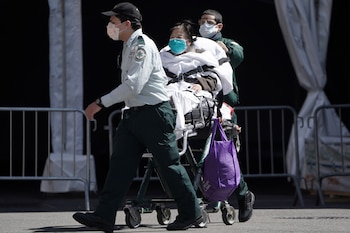 Una persona es llevada en silla de ruedas a una ambulancia fuera de un hospital durante el brote de coronavirus en Nueva York, EE.UU., 2 de abril de 2020. (REUTERS/Carlo Allegri)