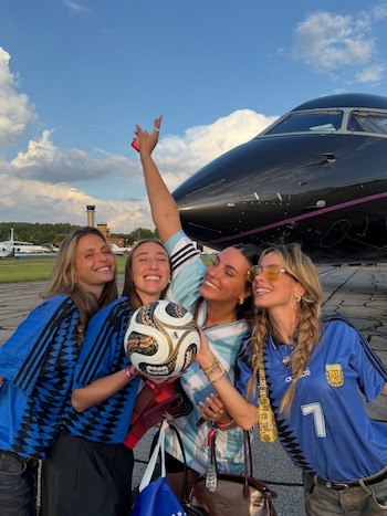 Las cuatro amigas posaron frente al jet privado con una pelota oficial de la FIFA con la inscripción "New Jersey / New York"