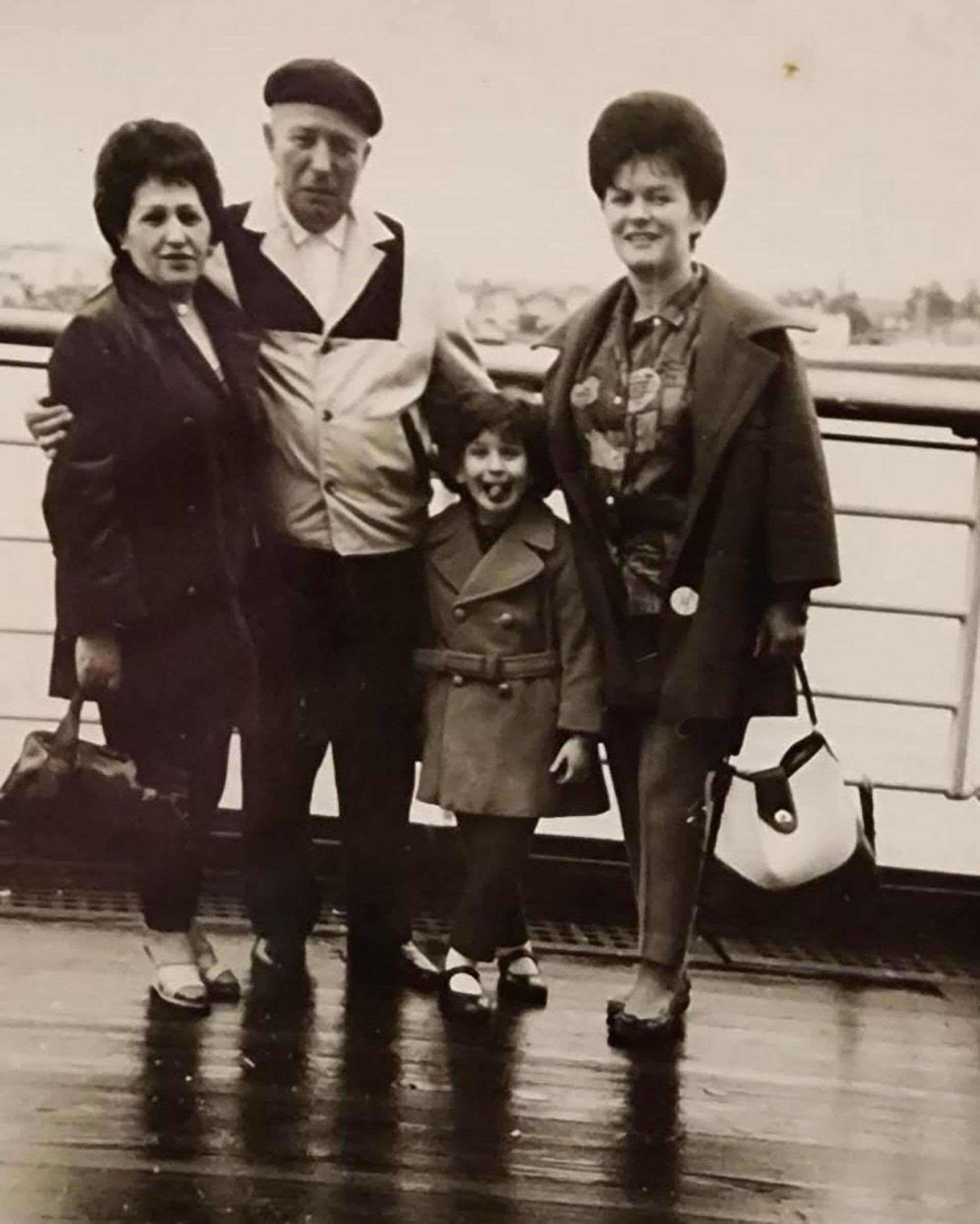 Julia Zenko, su madre Paulina, su abuelo Simón y Etale, esposa del mismo, sobre la proa del barco SS Eugenio C, de camino a Brasil