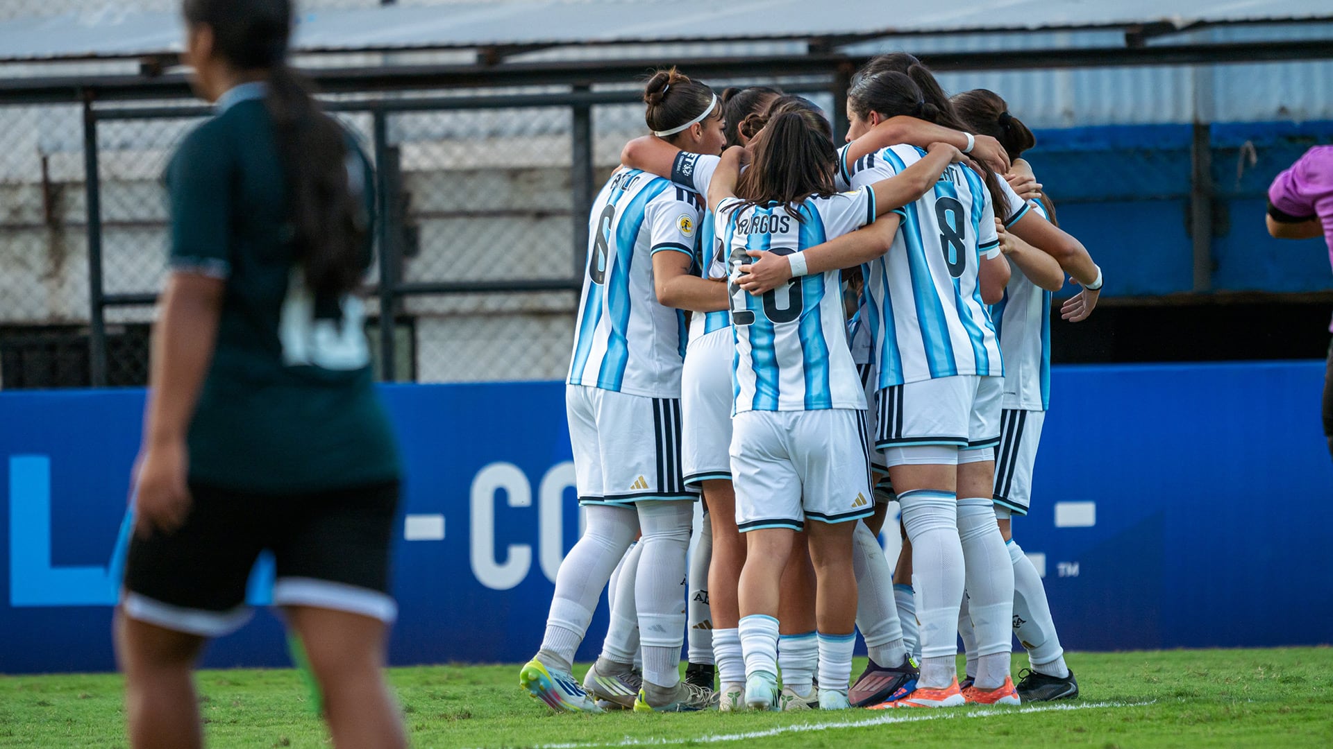 Las jugadoras de la selección argentina femenina Sub-17 celebran un gol durante su contundente victoria ante Bolivia en el Sudamericano Femenino. El equipo está invicto (@Argentina)