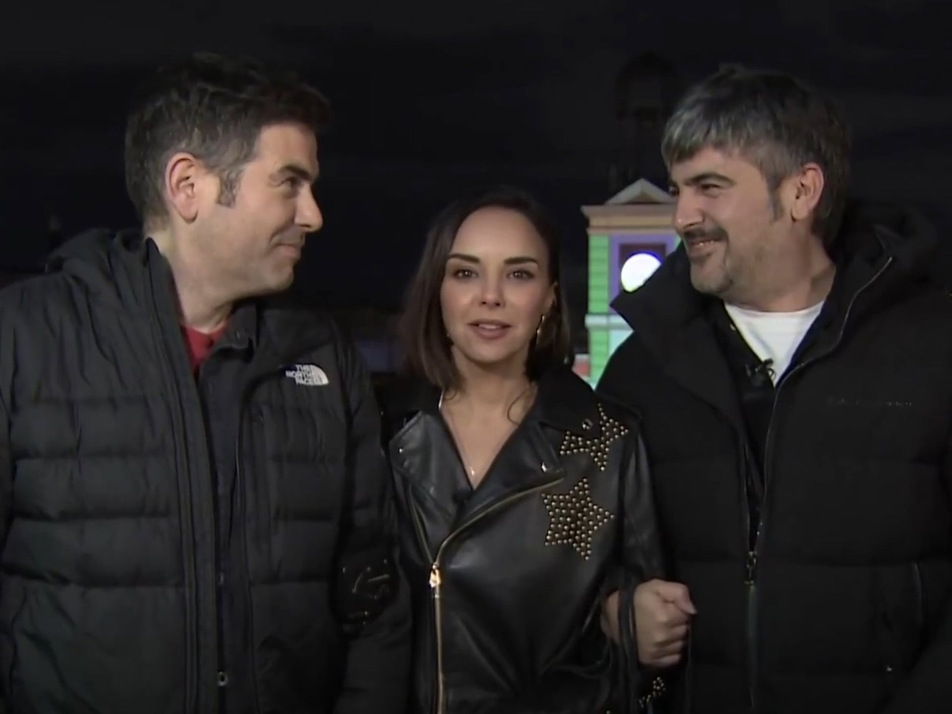 Los hermanos Estopa y Chenoa desde la Puerta del Sol de Madrid en RTVE. (RTVE)