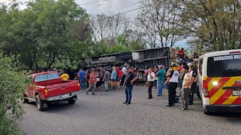 Más de 25 pasajeros resultan afectados tras accidente de un autobús en Guatemala