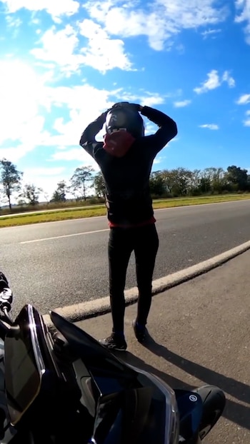 Recorrían la ruta en sus motos de alta gama y fueron asaltados por dos motochorros armados