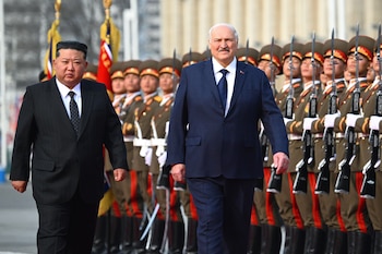 Kim Jong Un y Alexander Lukashenko pasan revista a las tropas en Pyongyang. Es la primera visita del mandatario bielorruso a Corea del Norte en sus 33 años en el poder. (Oficina de Prensa de la Presidencia de Bielorrusia vía AP)