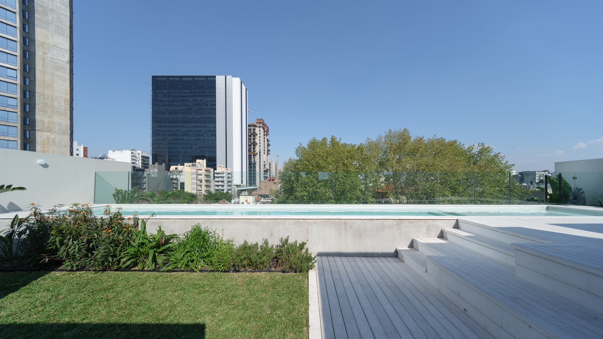 Se trata de un proyecto rompe esquemas al fusionar elementos de casa y departamento, generando ambientes versátiles y una experiencia sensorial poco común en la ciudad