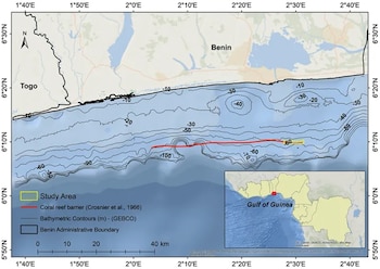 Mapa batimétrico del sur de Benín con líneas de profundidad en metros, una línea roja de barrera de arrecife y un mapa del golfo de Guinea