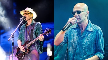 Hombre con sombrero, gafas de sol, camiseta, chaqueta, toca guitarra eléctrica y canta en micrófono; al lado, el mismo hombre calvo, gafas de sol, camisa, canta en micrófono.