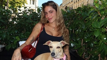 La tierna foto de Tini Stoessel con su perrita rescatada Fifi y el mensaje de María Becerra