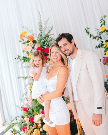 Stephanie Demner sonríe junto a su pareja y su hija Ariana en la celebración de su casamiento