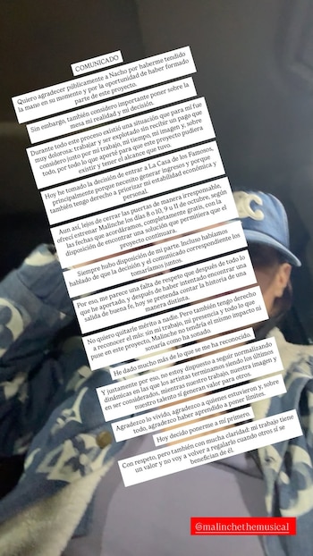 Un texto dividido en bloques blancos sobre la imagen de una persona que viste gorra y chaqueta estampada, con la mención de una cuenta al pie