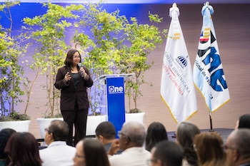 Mildred Martínez, directora general de la ONE, afirmó que las nuevas proyecciones son “uno de los insumos estadísticos más estratégicos para el país”. Destacó que serán clave para orientar decisiones y políticas públicas según la realidad demográfica. (Cortesía: Oficina Nacional de Estadística)