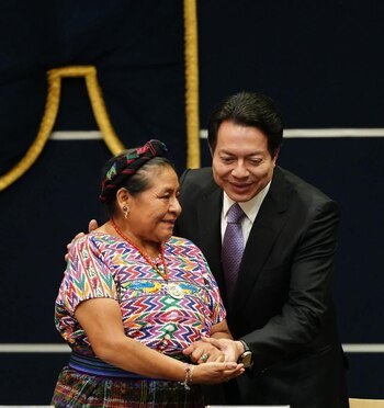 Rigoberta Menchú y autoridades académicas