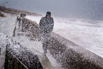 La gente observa el agua agitada en el Mar del Norte durante la tormenta Malik, desde el muelle del puerto de Hirtshals, Dinamarca, 29 de enero de 2022. Henning Bagger/Ritzau Scanpix/vía REUTERS