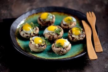 Champiñones rellenos de gulas con