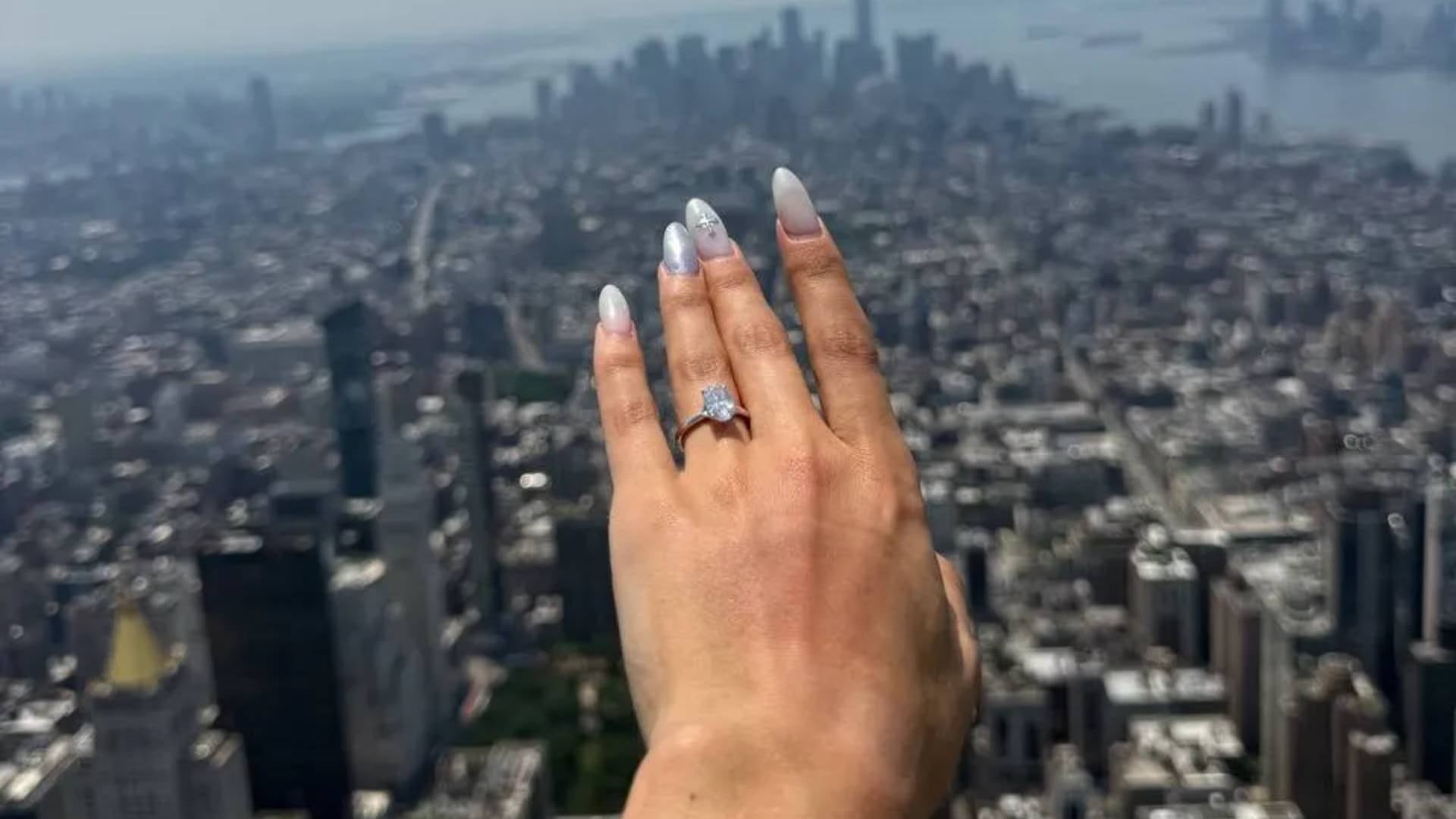 Angela Nikolau e Ivan Kuznetsov practican rooftopping desde hace una década y documentan sus escaladas de edificios en redes sociales (@angela_nikolau)