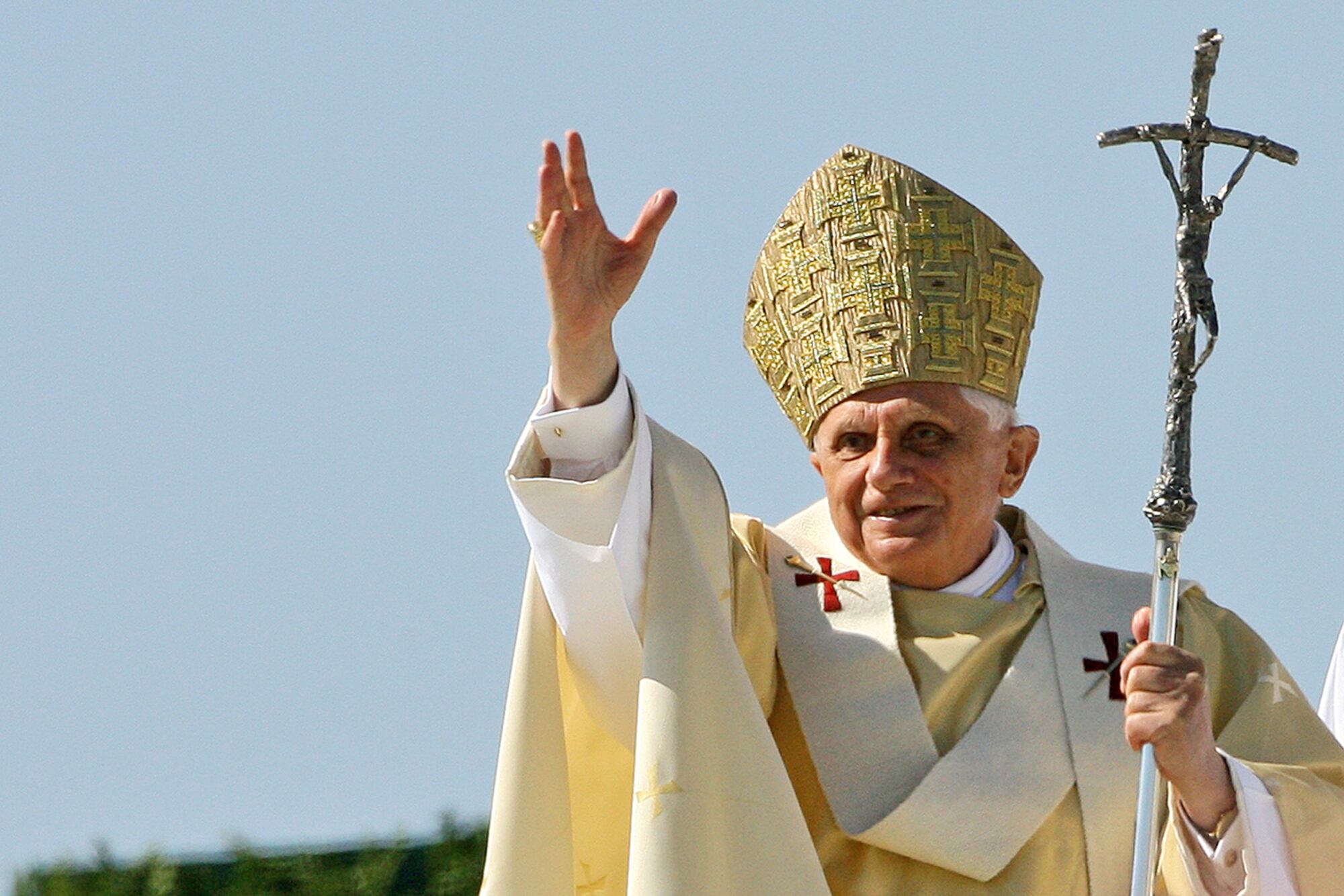 Benedicto XVI, teólogo alemán, lideró la Iglesia entre 2005 y 2013, enfocándose en la defensa de la ortodoxia y renunció por razones de salud (AP Foto/Markus Schreiber, archivo)