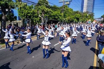 Las Fiestas Agostinas, en honor al Divino Salvador del Mundo, combinan desfiles, procesiones religiosas, ferias y folclore popular. (Cortesía: Prensa San Salvador Centro)