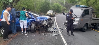Otro accidente de tránsito en San Salvador dejó seis lesionados cuando un vehículo particular chocó de frente contra un camión en el kilómetro 57. (Foto cortesía )