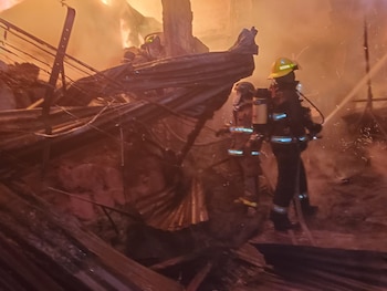 Los bomberos iniciaron labores de extinción y contuvieron la propagación del fuego hacia otras casas cercanas en la colonia San Martín.