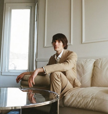 Traje beige de lino y