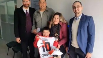 Un niño se enteró que su papá del corazón lo adoptó mediante una camiseta de River
