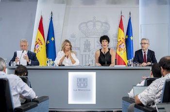08/09/2026 (I-D) El ministro de Política Territorial y Memoria Democrática, Ángel Víctor Torres; la vicepresidenta segunda y ministra de Trabajo y Economía Social, Yolanda Díaz; la ministra de Inclusión, Seguridad Social y Migraciones y portavoz del Gobierno, Elma Saiz; y el ministro de Hacienda, Arcadi España; durante la rueda de prensa posterior al Consejo de Ministros, a 8 de septiembre de 2026, en Madrid (España). El Consejo de Ministros aprueba este martes 8 de septiembre un Real Decreto con el que transpone la directiva europea sobre condiciones laborales transparentes y previsibles, y con el que obligará a los empresarios a incluir en los contratos a sus trabajadores una mayor información sobre sus condiciones laborales.
POLITICA
Alberto Ortega - Europa Press