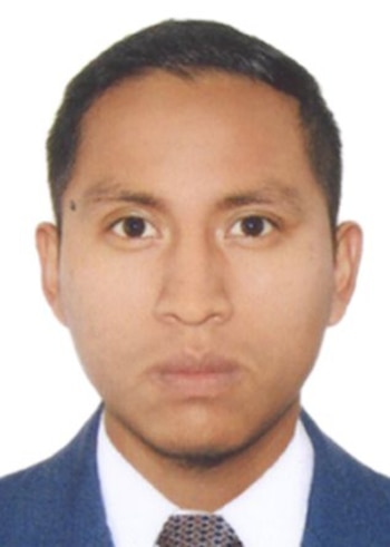 Retrato de frente de un hombre con cabello corto, saco azul, camisa blanca y corbata sobre un fondo blanco