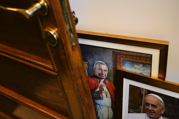 Imágenes del papa Juan Pablo I (atrás) y del papa Francisco detrás de la puerta de una oficina donde se guardan documentos, cartas personales y escritos pertenecientes al difunto Juan Pablo I en el Vaticano. Francisco, el Papa argentino beatificó a Albino Luciani (AP)