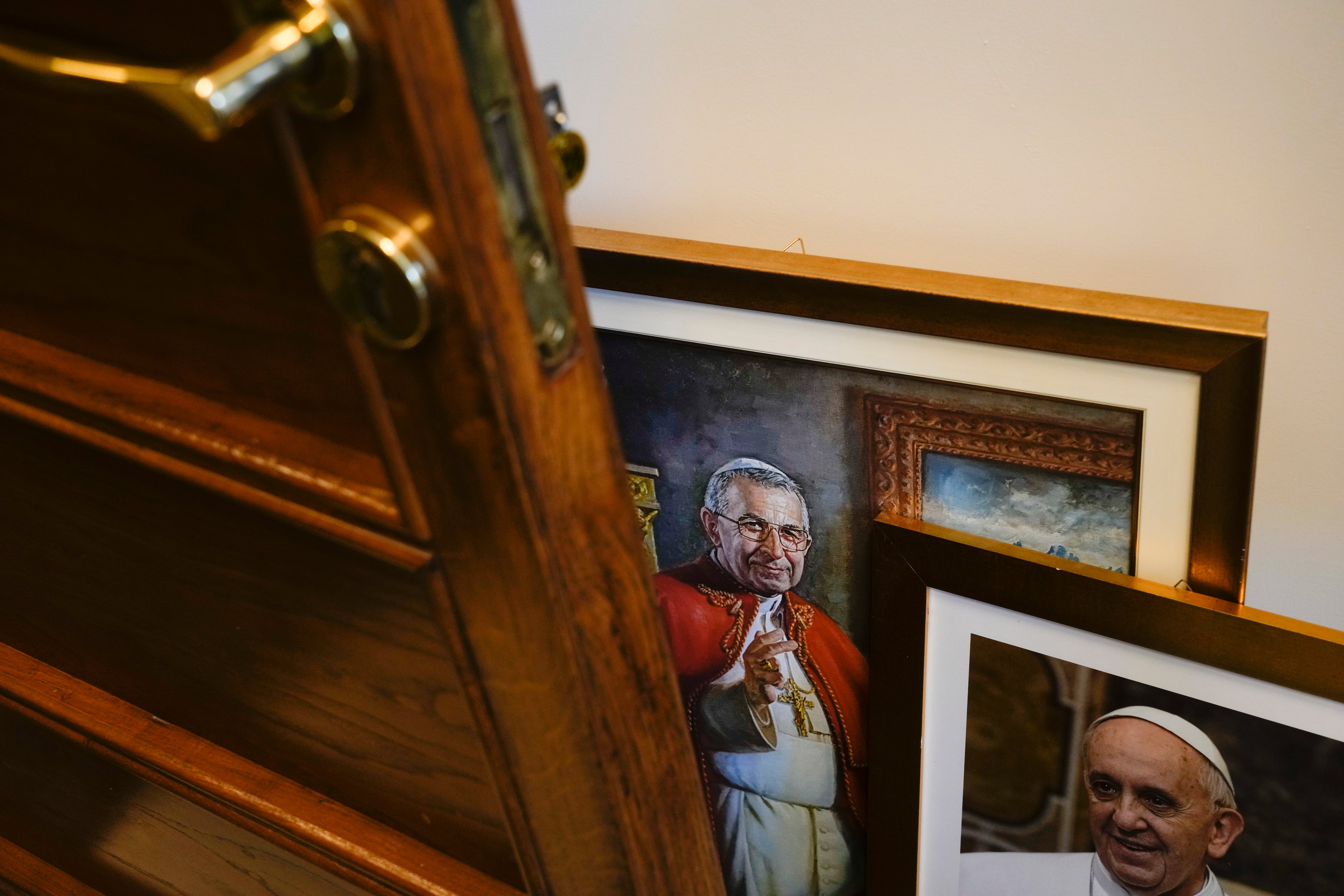 Imágenes del papa Juan Pablo I (atrás) y del papa Francisco detrás de la puerta de una oficina donde se guardan documentos, cartas personales y escritos pertenecientes al difunto Juan Pablo I en el Vaticano. Francisco, el Papa argentino beatificó a Albino Luciani (AP)