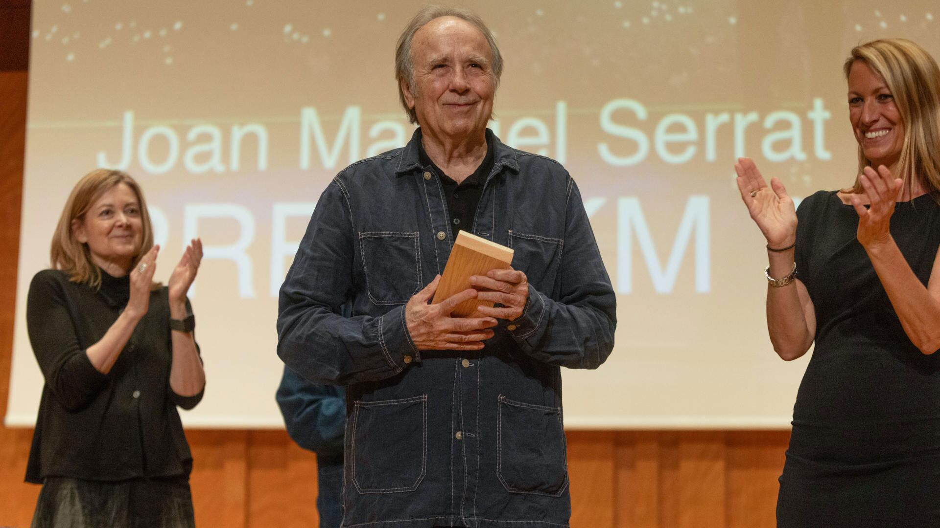 “Llegar a América en 1969 fue salir de una época muy turbia, para irme, como quien dice, de vacaciones”, rememoró Serrat al recoger la distinción (Crédito: Marta Perez/EFE)