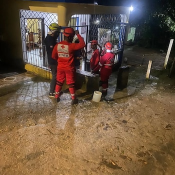 El fallecimiento de una niña por el colapso de una pared en Santo Domingo Oeste es la primera muerte confirmada por lluvias en República Dominicana. (Foto cortesía Cruz Roja Dominicana)