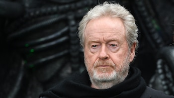Ridley Scott, a sus 88 años, arremete contra la lógica de Hollywood de repetir esquemas: “No soy un director de cine, soy un influencer”