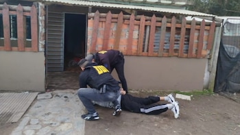 Cayó un hombre que era intesamente buscado en Mar del Plata: intentó huir y se escondió debajo de una cama