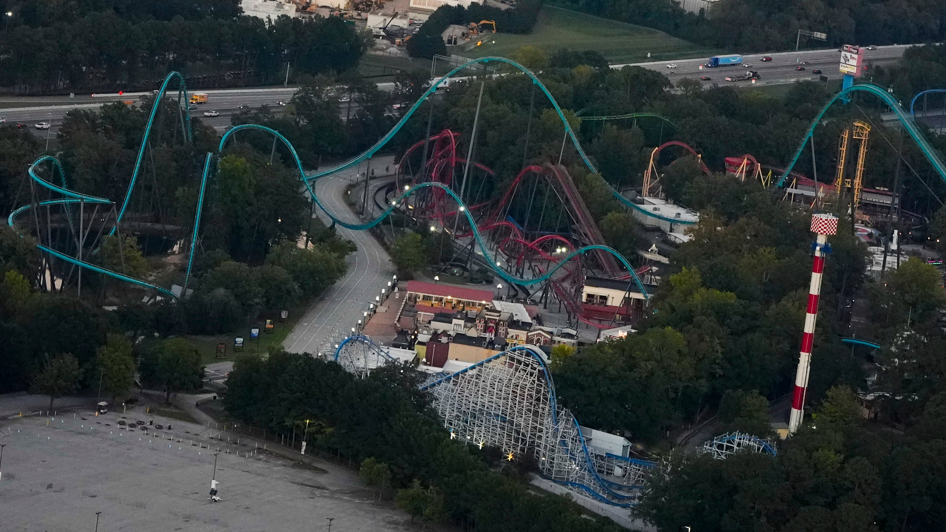 Operadores habilitados en 15 minutos y piezas señaladas para reemplazo: que investigan tras la muerte en la montaña rusa de Six Flags