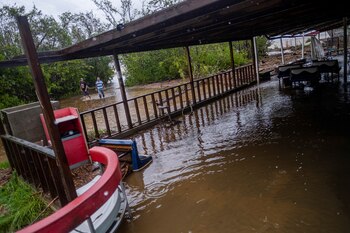 Dos hombres caminan por el