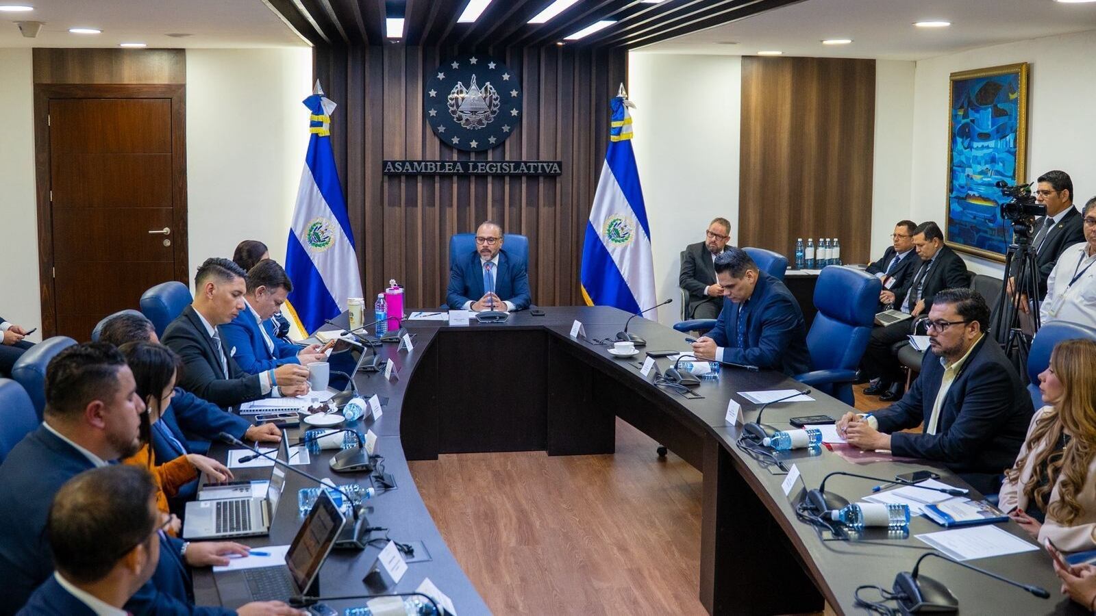 La nueva disposición permitirá a miles de connacionales elegir representantes directos en el órgano legislativo, en un contexto donde la migración y el envío de remesas contribuyen significativamente a la economía del país (Foto cortesía diputado Ernesto Castro)