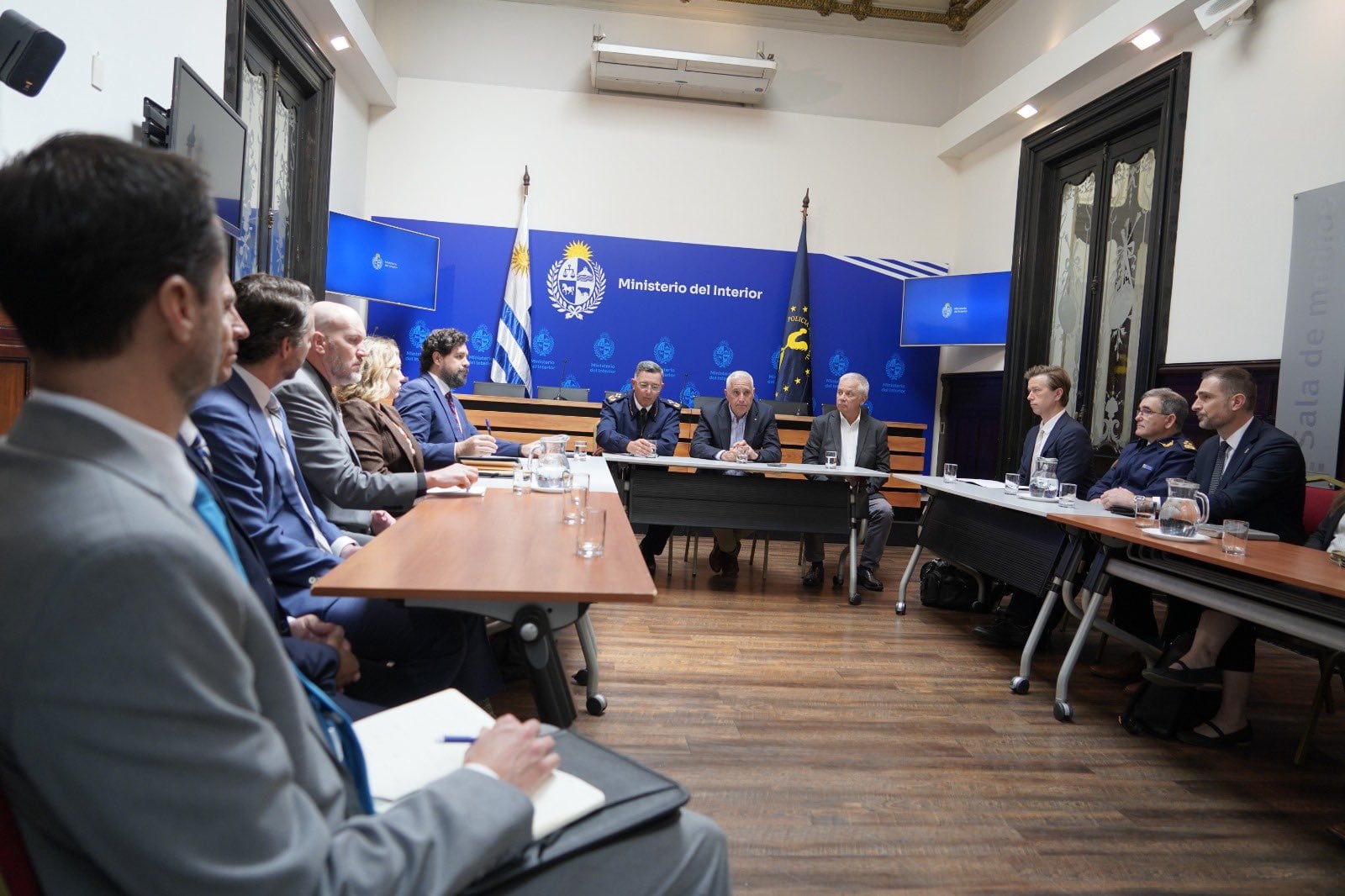 Ministro del Interior, Carlos Negro, recibió a una delegación de Estados Unidos integrada por representantes de la Embajada y organismos como la DEA, el FBI, HSI, el Servicio Secreto y la INL del Departamento de Estado (Ministerio del Interior)