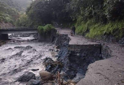 Las intensas lluvias en Colombia han generado 11 cierres viales totales y 21 pasos restringidos en regiones clave durante febrero de 2026 - crédito Leonardo Castro/Colprensa