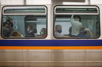 Pasajeros con mascarillas en un vagón en una estación de metro en el barrio de Taguatinga, en Brasilia, Brasil, 8 julio 2020.
REUTERS/Adriano Machado