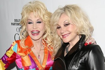 Stella Parton compartió que mantenía comunicación constante con Dolly Parton. (Captura de video)