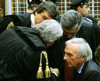 Foto de archivo: El fundador de Parmalat, Calisto Tanzi, discute con sus abogados en un tribunal de Milán el 28 de septiembre de 2005 (REUTERS/Daniele La Monaca)
