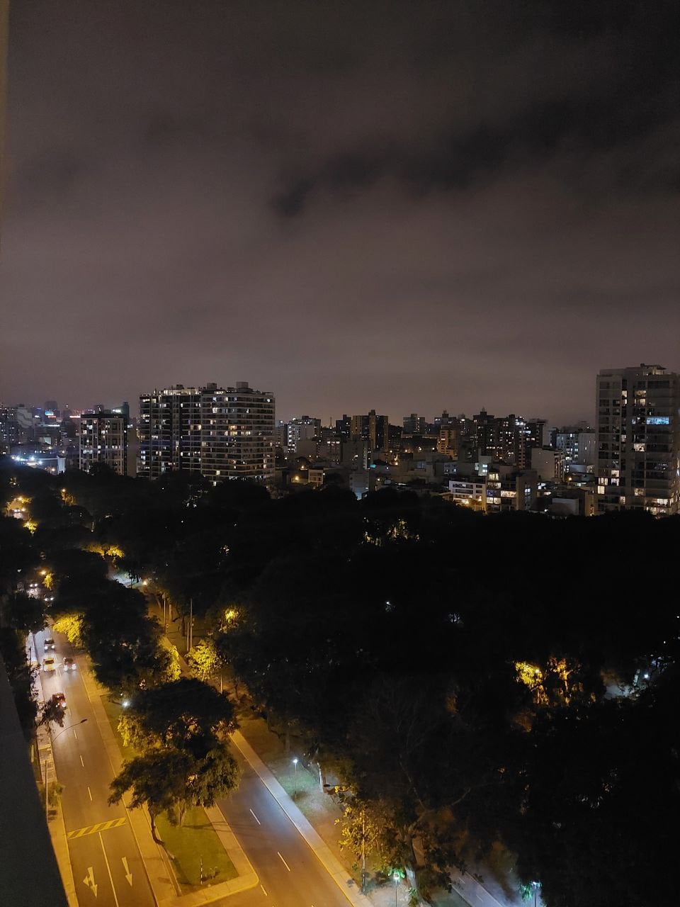 Una vista nocturna de la ciudad ilustra el periodo de elevadas temperaturas registrado en el litoral de Lima y El Callao según el Senamhi. (Foto: Senamhi)