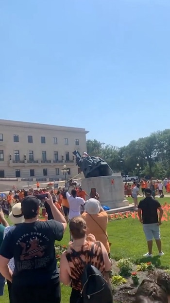 El momento en que derriban