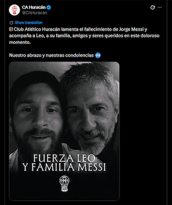 Captura de pantalla de un tuit de CA Huracán con texto y una imagen en blanco y negro de Lionel Messi y Jorge Messi con texto 'FUERZA LEO Y FAMILIA MESSI'