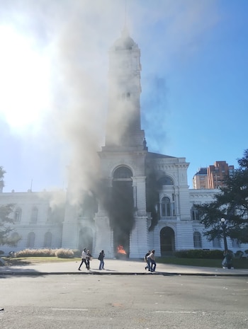 Cooperativistas prendieron fuego en la Municipalidad de La Plata