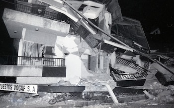 Las grietas del tiempo: Una de las estructuras colapsadas tras el sismo de 7.7 grados que sacudió el Caribe costarricense en 1991 (Foto cortesía La Nación).